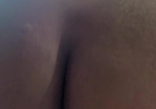 Qiz aylanma gildirakda onanizm bilan shugullanadi